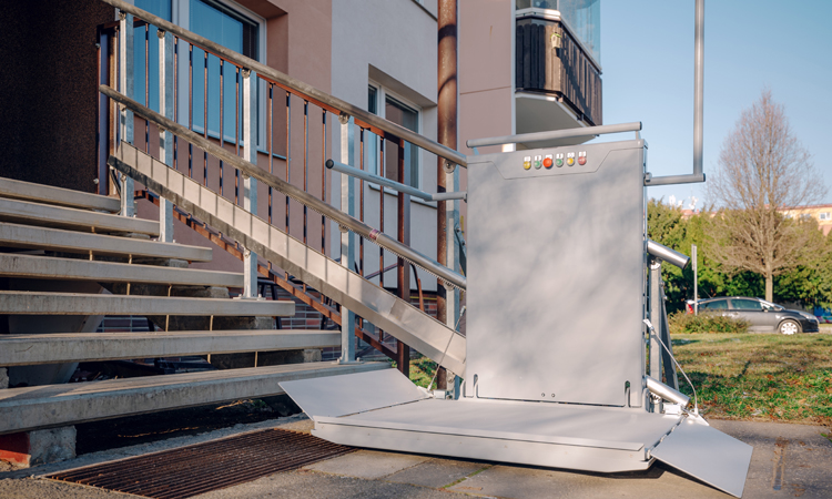 Платформенный подъемник для инвалидов-колясочников