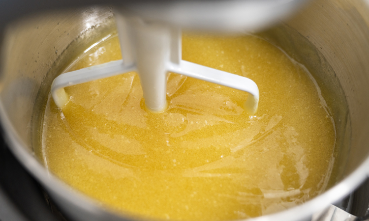 Смешивание жира с щелочью